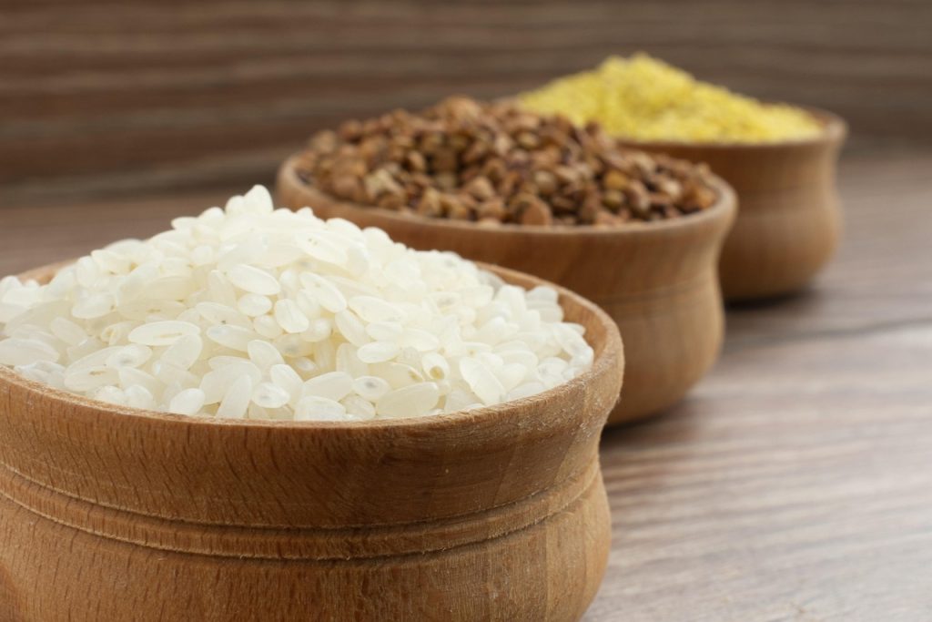 discover the benefits of natural cat food, including improved digestion, better skin and coat health, and increased energy levels for your feline friend.